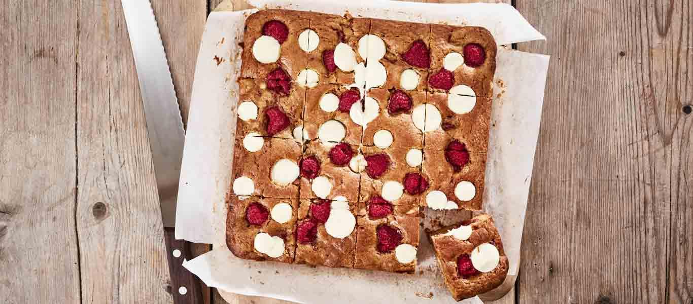 WHITE CHOCOLATE AND RASPBERRY BLONDIES RECIPE